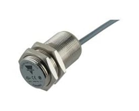 Carlo Gavazzi induktiv aftaster M30 med IO-Link, PNP NO og 15 mm rækkevidde, vist skråt med gevindhus og kabel.
