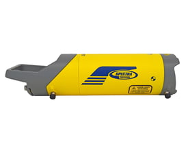 Spectra DG211 rørlægningslaser i gul og grå med Spectra Precision logo og advarsel om laserlys.