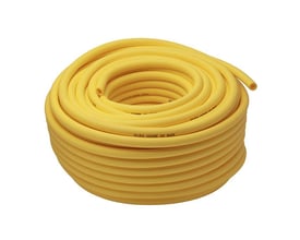 Gul flextrykluftslange i en rulle med 50 meter, mærket 'FLEX HOSE 20 BAR', ideel til trykluft og lave temperaturer.
