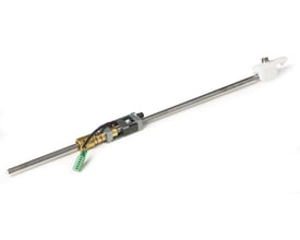 Assa Abloy-kordinator-del til G461-464 med lang metalstang, synlig mekanisme, grøn stikforbindelse og hvid endedel.