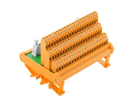 Weidmüller interfacemodul med terminaler og plug-in-stik, vist skråt forfra med orange, nummererede tilslutningsrækker.