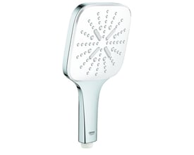 En detaljeret frontvisning af Grohe Vitalio SmartActive Cube 130 håndbruseren i krom, der viser dens kvadratiske hoved med mange små huller.
