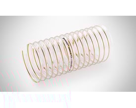Merlett flexslange til træpillefyr i klar polyurethan med kobberbelagt stålspiral, Ø75 mm diameter, vist bøjet på hvid baggrund.