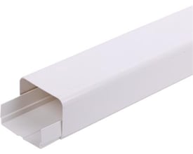 Hvid Qsantec KD-8-W installationskanal til kølerør, vist skråt med åbent kanalende og dæksel.
