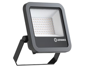 Sort Ledvance Floodlight Area Asym LED-projektør på beslag, set skråt forfra med den store lysflade synlig.