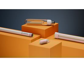 Oversigt over LEDVANCE lysstofrør i forskellige størrelser, vist på geometriske orange blokke mod mørkeblå baggrund.