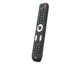 One For All Evolve 4 universalfjernbetjening i et dynamisk vinklet billede, der fremhæver dens sorte finish og ergonomiske form.