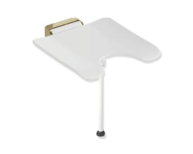 HEWI System 900 klapsæde på 450 x 450 mm med hygiejneudskæring, hvid sædeflade og beslag i PVD-børstet messing, set skråt ovenfra.