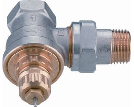 Danfoss RA-G 15 vinkelløbende radiatorventil i messing og stål med 1/2" tilslutning, monteret på hvid baggrund.