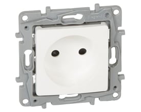 Legrand Niloé 2-polet stikkontakt i hvid med grå monteringsramme og synlige skruehuller.