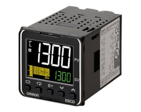 Omron E5CD-QX2ABM-000 temperaturregulator PRO med stort digitalt display, der viser 1300 PV og 1300 SV. Regulatorn har knapper med ikoner og tekst nederst. Synlig modelnummer og CE/UL certificeringer på siden.