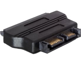 Sort DeLock SATA til Slim SATA-adapter set fra modsat vinkel med de guldfarvede stikben synlige.