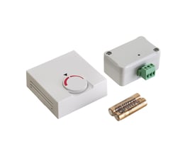 Komplet Metro Therm rumfølersæt CTP-02R med termostat, sender og batterier på hvid baggrund.