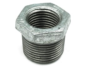 Unico galvaniseret nippelmuffe med gevindstørrelser 3/8" og 1/8", lavet af blødstøbt jern.