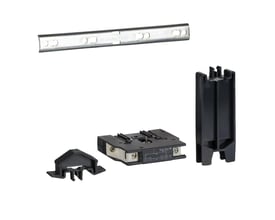 En montage af Schneider Electric spærringskomponenter, inklusive en skinne, et sort kontaktblok og en sort beskyttende del, på en hvid baggrund.