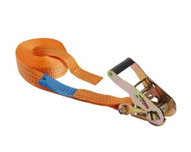 Ironside surring på 5 ton med 50 mm bånd og krog, vist oprullet med spænde; båndet fremstår orange.