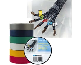 Stokvis gult isolerbånd af vinyl, 50 mm x 20 meter, vist sammen med farvede ruller og elkabler med farvemarkering.