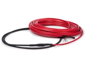 DEVI DEVIflex™ 10T varmekabel på 20 meter med en effekt på 205W, viser det røde varmekabel og den sorte tilslutningsledning.