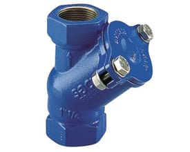 Socla kuglekontraventil 508 PN10 i blå lakering, 1 1/4" muffe/muffe tilslutning, vist fra siden med pil der angiver flowretning.