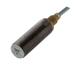 Carlo Gavazzi induktiv M18-sensor med gevindhus og kabel, NPN, NO og 12 mm detekteringsafstand.