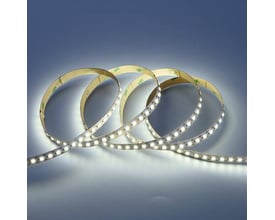 Flere slyngninger af et tændt Ansell Lighting K-Cell LED bånd med kold hvidt lys og 10mm bredde.