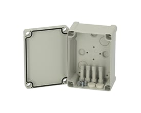 Åben Fibox Tempo TPC131007 installationskasse med gråt dæksel, synlig pakning og indvendige gennemføringer.