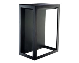 SG Armaturen Fagernes udendørs armatur i sort metal med et moderne, kubistisk design og hvid baggrund.