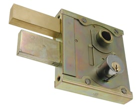 ASSA ABLOY 5910 gitterportlås i gulkromateret metal, set skråt med låsekasse, udskudt falle og rigel.