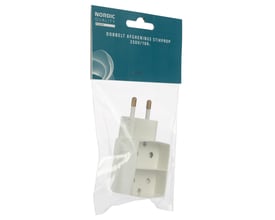 Nordic Quality 2-vejs fladt distributionsstik i hvid, pakket i klar plast med blåt baggrundskort.