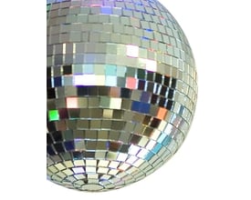 Nærbillede af Veli Line spejlkugle med 20 cm diameter, dækket af små spejlfliser.