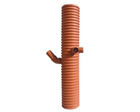Uponor central tagnedløbsbrønd på 35 liter med ribbet orange brøndrør og sideindløb, set forfra.