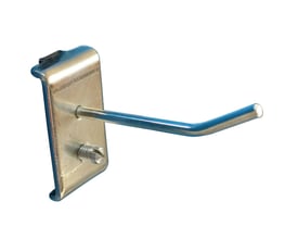 Maskinfabrikken Universal nøglekrog 50mm med Ø3mm krog og metalbagplade, vist isoleret på hvid baggrund.