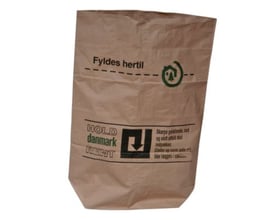 Brun papirsæk på 70 x 110 cm med teksten "Fyldes hertil" og "Hold Danmark rent" samt et genbrugssymbol.