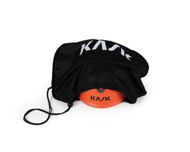 Sort Kask-hjelmtaske til sikkerhedshjelm med hvidt logo og snørelukning, vist med en orange hjelm delvist i tasken.