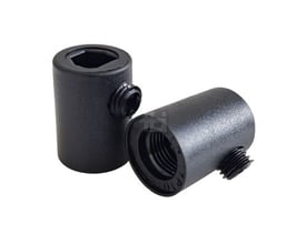Sort pinolaflastning P7 med indvendigt M10x1-gevind, vist oprejst og liggende med åbninger og sidegevind.