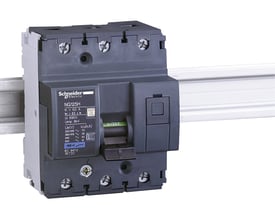 Schneider Electric NG125H C effektafbryder 20A 3P monteret på DIN-skinne, vist med afbryderhåndtag i 'OFF'-position.