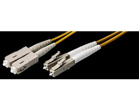 Duplex fiber patchkabel med LC/PC til SC/PC konnektorer i orange og beige, 2 meter lang med 2mm LSZH kappe.