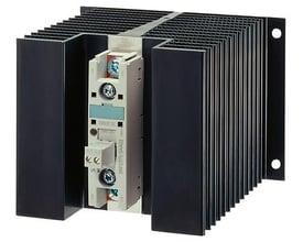 Siemens 3RF2370-3BA02 solid-state kontaktor med kraftig sort køleplade, 70A og 24-230V/24V DC driftspænding.