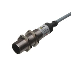 Carlo Gavazzi fotoaftaster PA18ALD04TCSA med M18-gevind, metalfarvet hus, sort sensorfront og fast kabel.