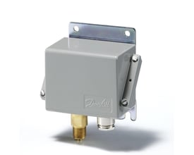 Grå Danfoss KPS 37 pressostat med synlig vippearm, messingtryktilslutning og kabelgennemføring.