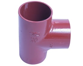 Rødt SML grenrør i støbejern med 100mm rørdimension og 88 graders vinkel.