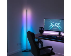 RGBIC+WW hjørnelampe med Bluetooth på 140 cm højde, der kaster blåt og lilla lys på en væg ved et gaming-setup.