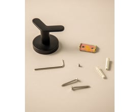 Cosmic dobbelt håndklædekrog i mat sort sammen med monteringsdele som skruer og rawplugs.