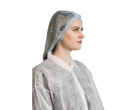 Kvinde i blå PP non woven hårnet med dobbelt elastik, str. L/50cm, på hvid baggrund.