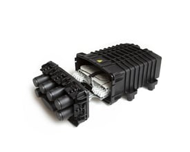 CommScope FIST GC02 fibermuffe, flad model med 6 runde kabelindgange og 1 oval port. Åben for visning af interne splejsekassetter.