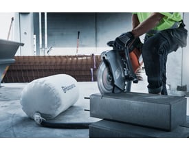 Husqvarna K 770 Dry Cut kapsav skærer aktivt i en betonblok, med fokus på klingens præcision.