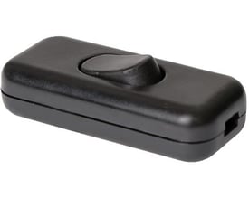 Sort gennemgangsafbryder af termoplast til ledning, 4A 250V, med skrueklemmer og vippekontakt på en hvid baggrund.