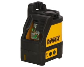 DeWalt krydslinjelaser DW088CG-XJ med grøn laserstråle og sort robust hus på hvid baggrund.