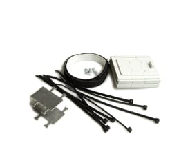 CommScope Budi-S-Seal kabelindføring til fire kabler med hvid gennemføringsplade, sorte strips, skruer og beslag.