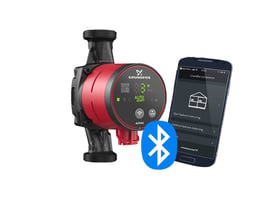 Grundfos Alpha3 25-40 cirkulationspumpe med smartphone, der viser Grundfos GO Balance app, samt et blåt Bluetooth-symbol.